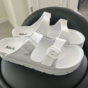 MIA.   sandals white size 10 like new
